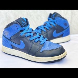 SOLD Air Jordan 1 Retro mid Obsidian royal